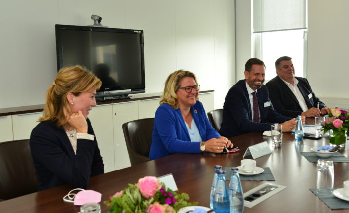 Bundesumweltministerin besucht Wirtschaftsinitiative „Runder Tisch Wasserstoff“